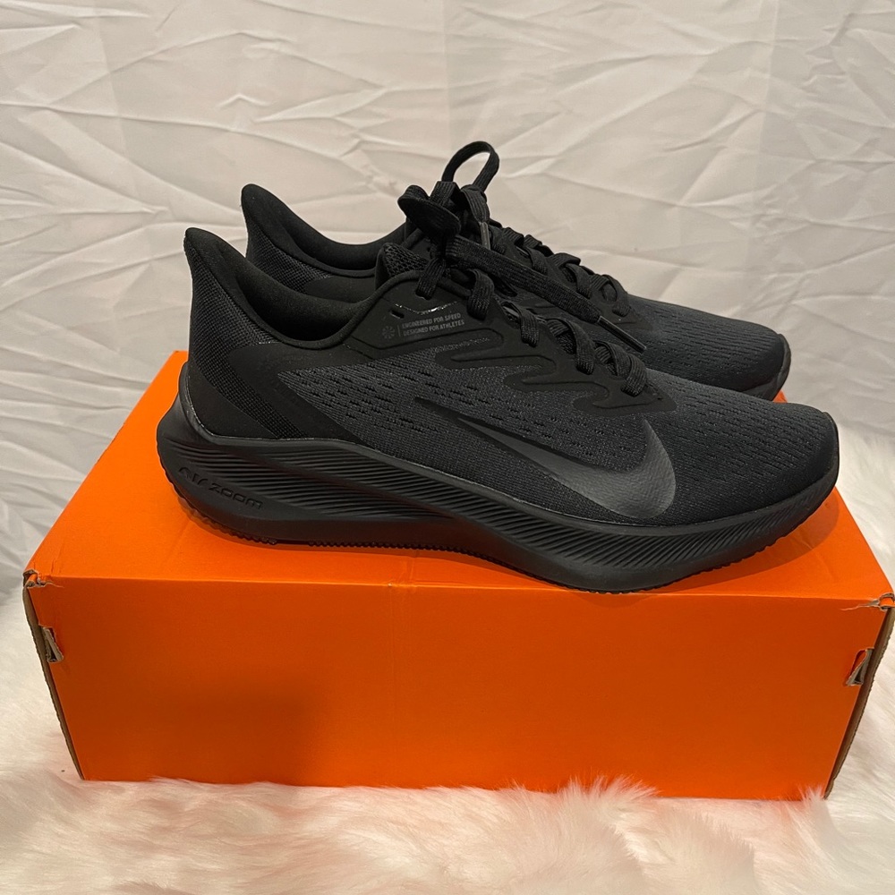 NWT Black on Black Nike sneakers🖤